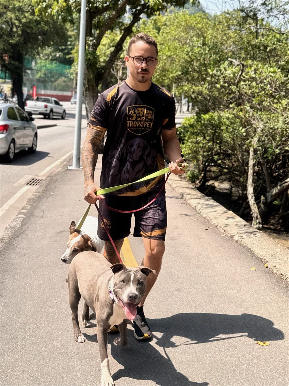 Jordan caminhando com um cão calmo ao lado, na guia