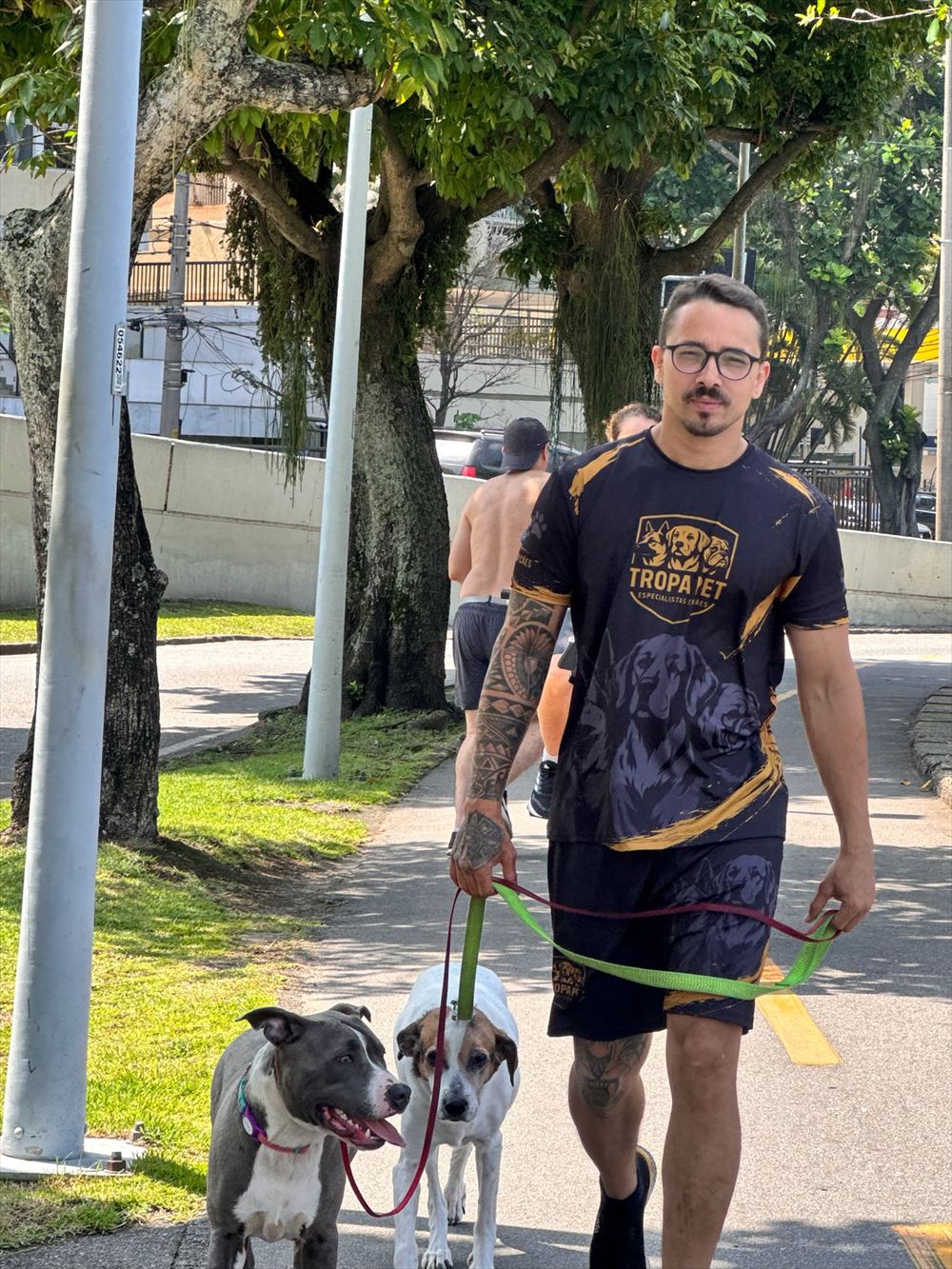 Jordan, da Tropa Pet, com dois cães na guia